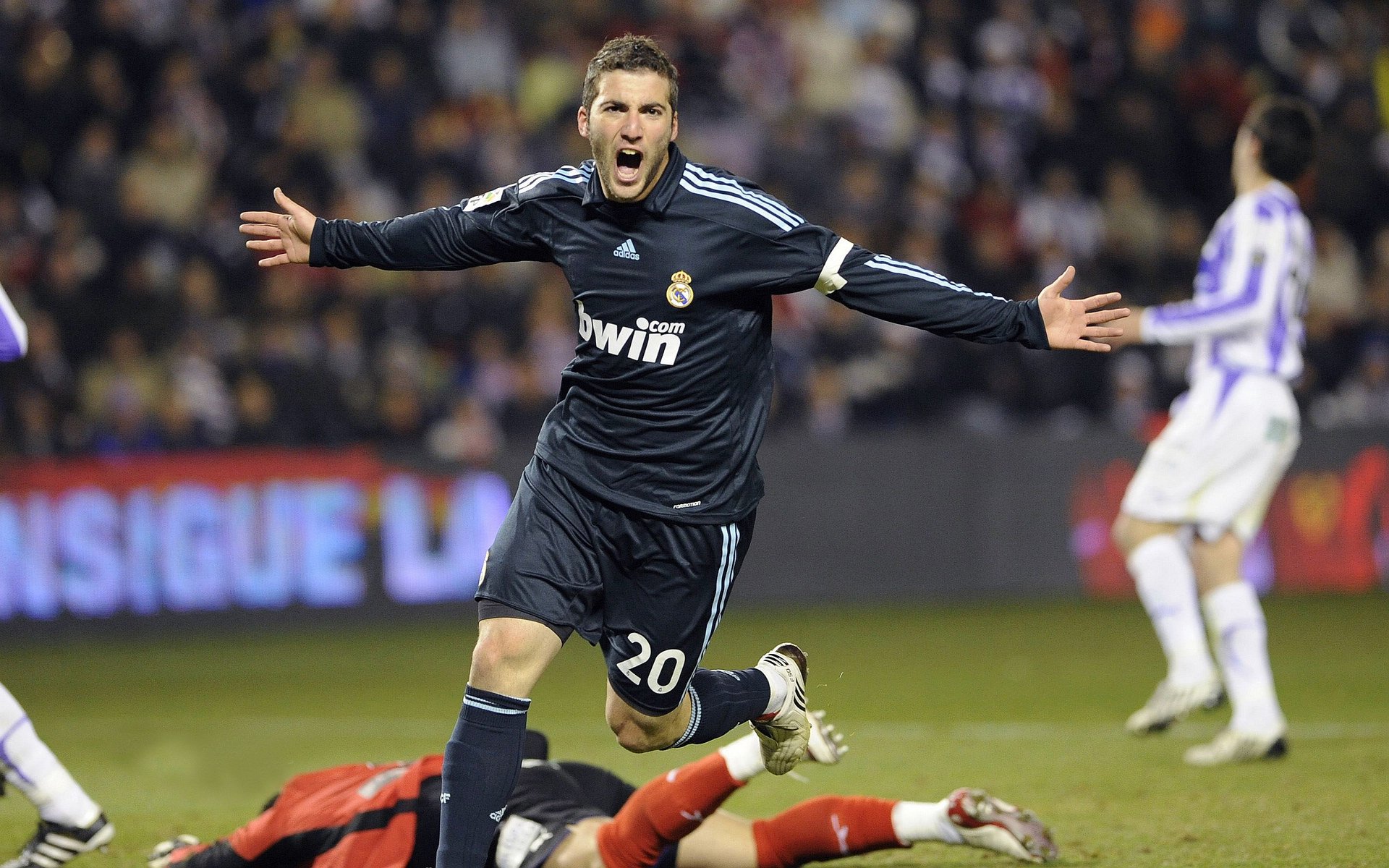 湖人队激战连连，里夫斯调侃东契奇引热议！湖人赢球背后的精彩瞬间